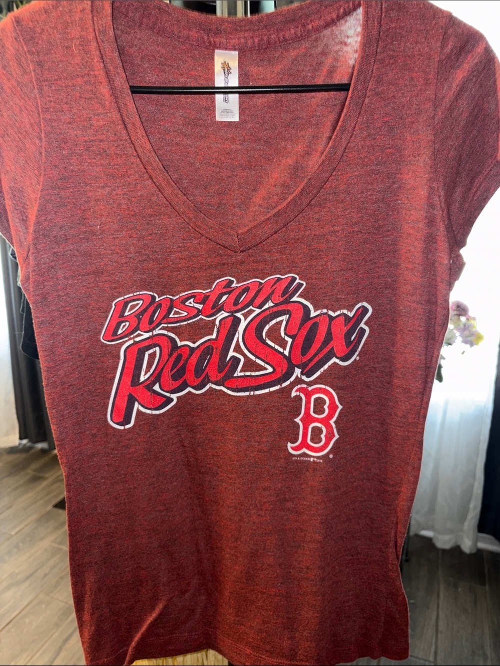 5th and Ocean Women's Heathered Red V-Neck Tee Large